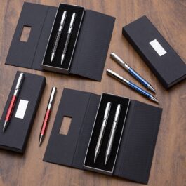 Kit caneta e lapiseira de metal em estojo papelão com placa de metal.