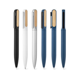 ORSON. Esferográfica em alumínio 94% reciclado com detalhe em bambu no clipe e escrita em azul