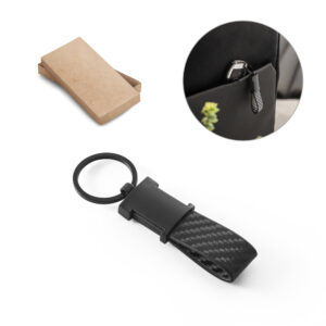 DARTH. Chaveiro em c. sintético com textura em fibra de carbono e metal